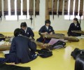 Studenty elitní střední školy ve sváteční školní uniformě se učí hrát na tradiční korejskou harfu.