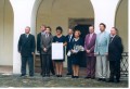 Zástupci zakládajících sdružení dětí a mládeže po podpisu zakládací listiny ČRDM - Jana Vohralíková uprostřed, 1998