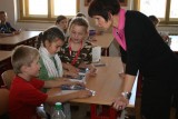 Ředitelka ZŠ nám. Curieových Mgr. Libuše Vlková si povídá s dětmi o ekologické knižní novince.