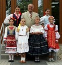 Starosta Velkých Losin se zahraničními hosty finále dětské folklorní soutěže Zpěváček 2009