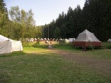 Takhle vypadal tábor TOM Turisťák z Rosic ještě včera, ještě před hodinou... říčka Bystřice pod můstkem na táborové náměstíčko je docela krotká...