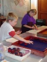 Tisk na látku je jedním z řemesel, s nimiž se děti mohou seznámit při tradiční akci „Jak krtek ke kalhotkám přišel“ v Textilním muzeu v České Skalici.