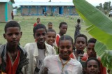 Etiopské děti a jedna ze škol českého projektu 'Postavme školu v Africe' 