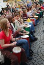 Sbírka Postavme školu v Africe, kterou pořádá Junák a Člověk v tísni, začala v Praze velkou bubenickou show