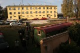 Dům romské komunity v Dobré Vodě u Toužimi i prostranství před ním díky společným brigádám opravdu prokoukly