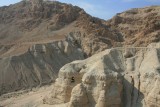 Jeskyně v Kumranu (je patrná ve skalním výběžku) - místo nálezu slavných Svitků od Mrtvého moře (Foto Aleš Sedláček)