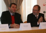 Patron soutěže Zlatý oříšek, senátor Tomáš Töpfer s náměstkem ministra kultury Františkem Mikešem (foto Jiří Majer)