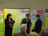 Certifikáty zástupcům Informačních center pro mládež předávali pracovníci MŠMT Jan Kocourek a Jana Heřmanová