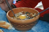 Tradiční místní jídlo -vývar luštěniny, pečivo a vajíčko, vše náležitě okořeněné (Foto Aleš Sedláček)