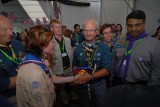 Světové skautské jamboree navštívil také švédský král Carl XVI. Gustav, na snímku podává ruku vedoucí české delegace Veronice Horové (foto Jakub Pavelka)