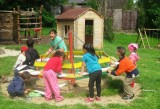 Obyvatelé Dobré Vody u Toužimi každoročně opravují a vylepšují také dětské hřiště