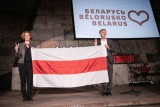 Ceny Gratias Tibi 2020 - moderátorka Ester Janečková a ředitel JSNS Karel Strachota drží vlajku svobodného Běloruska na počest protestů, které se právě v Bělorusku odehrávají (foto Jožo Rabara) 